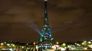 Während des Klimagipfels fand die Aktion «1 heart 1 tree» statt, bei der man mit Hilfe seines Smartphones und eines Spendenbeitrag virtuelle Bäume auf den Eiffelturm projizieren konnte, die dann in einem Wiederaufforstungsprojekt auch angepflanzt werden.