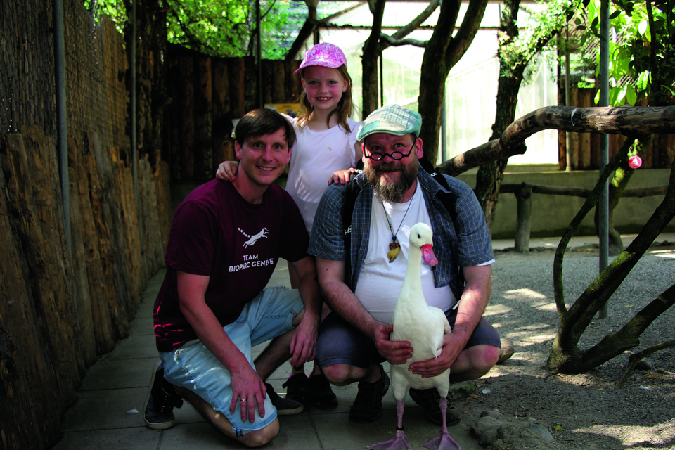 John-David Bauder (rechts) mit Lydia, dem Coscoroba-schwan, Dr. Tobias Blaha und Tochter Luisa Blaha.