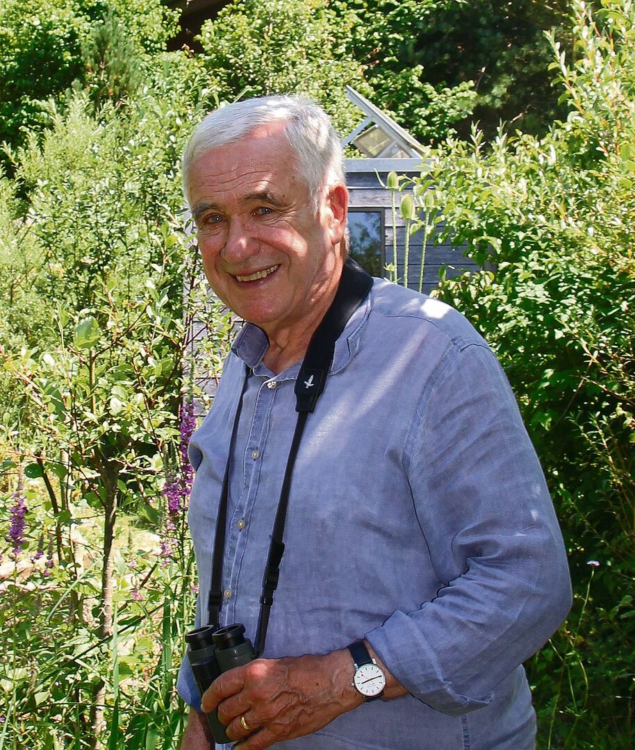 Hanspeter Latour (1947) stammt aus Thun, wohnt in Eriz (BE) und ist vor allem als Goalie, Fussball-trainer und Referent bekannt. Er brachte beispielsweise den Fussballclub Thun an die Spitze. Nach seiner Sportkarriere widmet sich der Buchautor ganz der Natur, die wichtiger Teil seines Lebens ist.