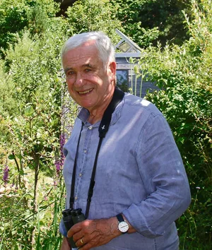 Hanspeter Latour ist in seinem Naturgarten unterwegs.