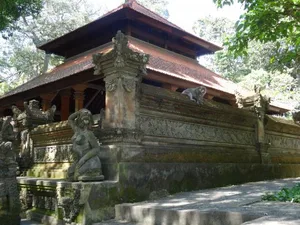 Im Affenwald in Ubud auf der indonesischen Insel Bali bewachen Affen die heiligen Tempel.