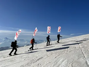 Mit der jährlich stattfindenden "Stopp-Heliskiing-Demo", kämpft Mountain Wilderness Schweiz gegen das Heliskiing.