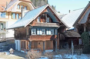 Das Vreneli-Museum befindet sich in einem historischen Stöckli mitten im Dorf Guggisberg.