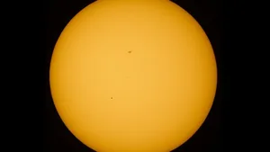 Der Merkur als winziges Pünktchen vor der Sonne bei seinem letzten Transit im Mai 2016.
