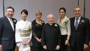 Preisträger Markus Borner (Mitte) mit (von links) dem Präsident der Asahi Glass Stiftung Takuya Shimamura und dessen Frau, der Professorin Sarah Cleaveland von der Universität Glasgow sowie Gusynina und Jean-François Paroz (Schweizer Botschafter in Japan).