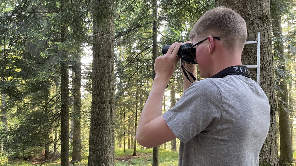 Wie ein junger Mann seine Freizeit dem Schutz der Vögel opfert