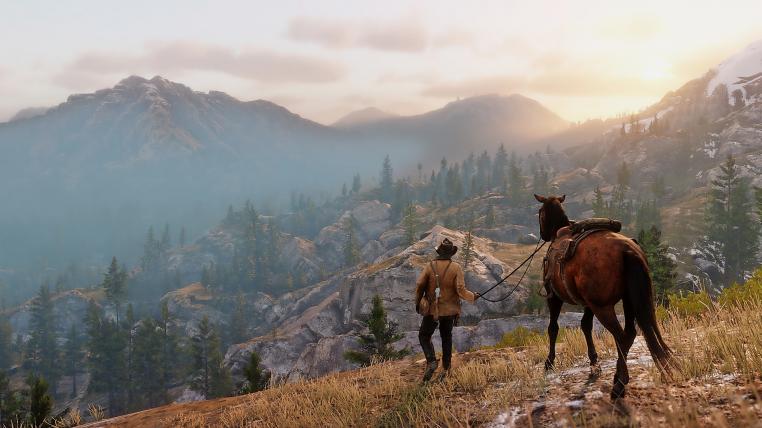 Pixel-Cowboy Arthur Morgan streift mit seinem Pferd durch die Prärie.