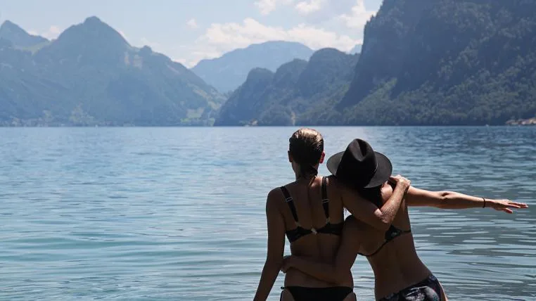 b1f3e80314cc0b9ae9083b16759db929c17ccd9f Freundinnen baden im Vierwaldstättersee