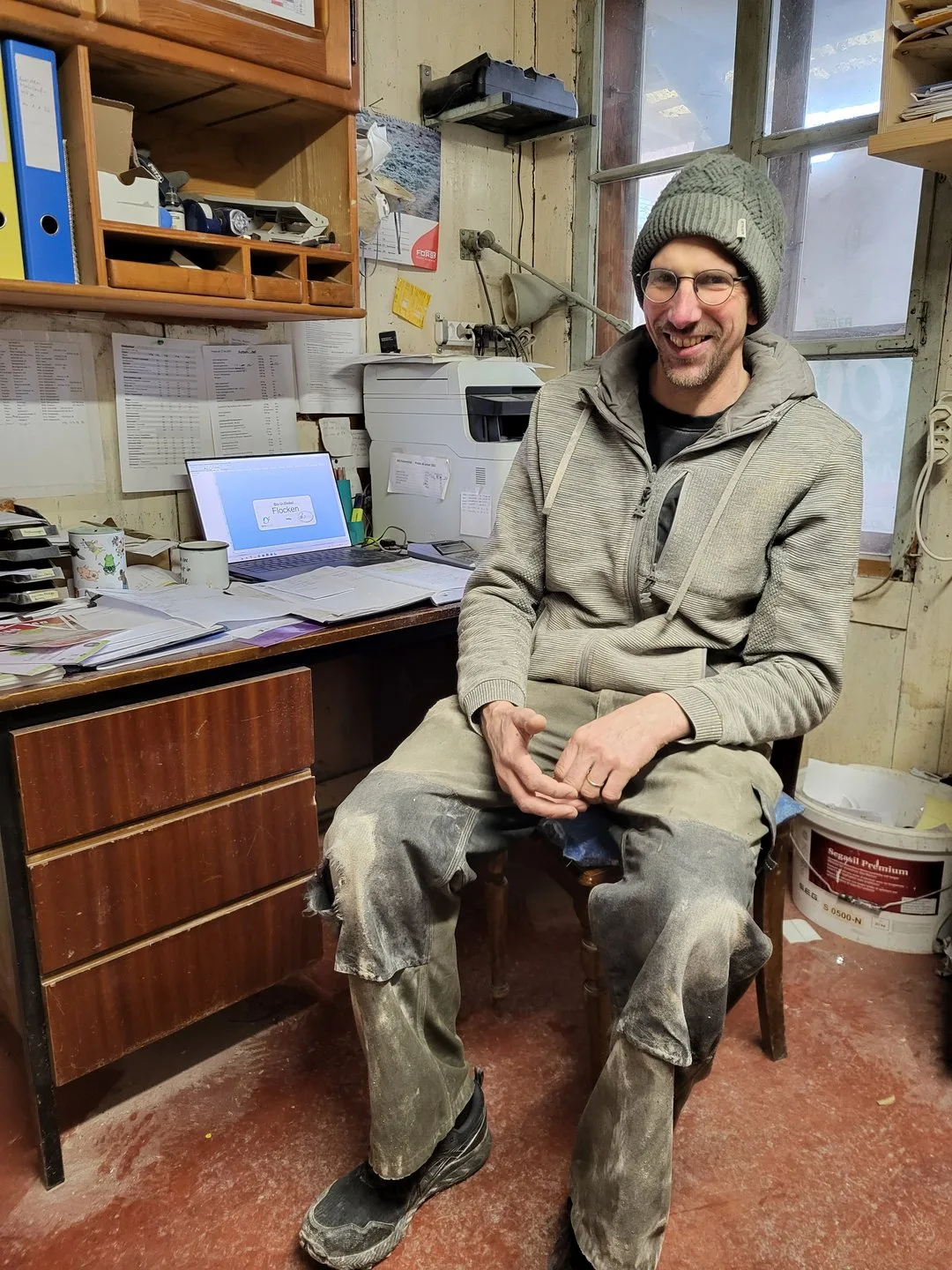 Simon_Baumann_im_Büro___Irene_Müller_Kopie Mit diesen alten Maschinen wird in der Mühle Schwanden Tierfutter gemacht