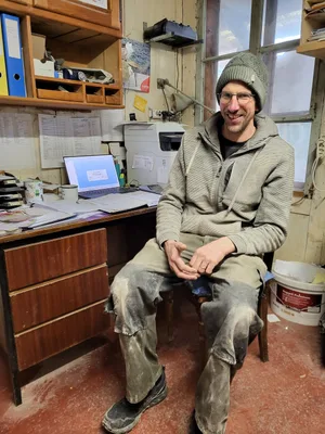 Einen Computer und einen Etikettendrucker gibt es in der Mühle Schwanden. Ansonsten ist Simon Baumann lieber analog unterwegs.