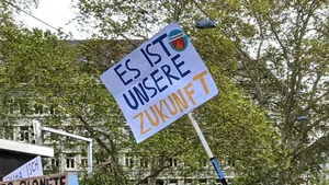 Das Kollektiv Klimastreik Ostschweiz fordert unter anderem ein Verbot von mit fossilen Brennstoffen betriebenen Fahrzeugen bis 2025.