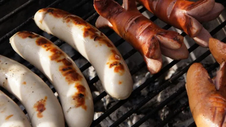 d9daa44d4073f6860d1a26e5a268559de12b4714 Bratwurst und Cervelat auf Grill