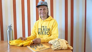 Roman Peter umgeben von Gelb: Die Farbe ist das Erkennungszeichen der Bewegung «Trash Hero».