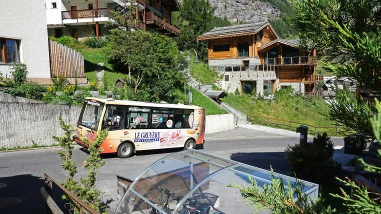 c71abce3b854a3db85b572dad9dd4e0a0ad56578 E-Bus in Zermatt