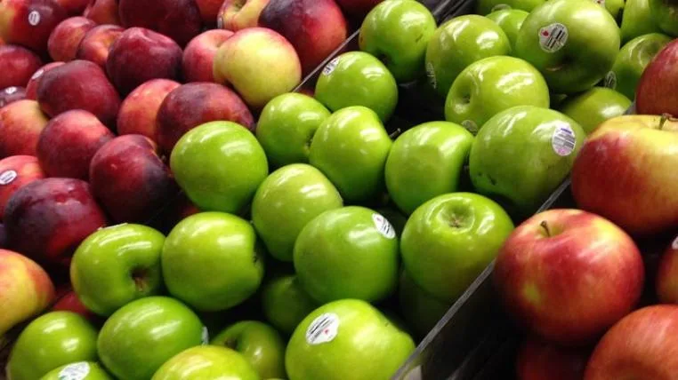 1f73a995e63fd22ad0f486babb6d3106f59d62b4 Äpfel in der Auslage im Laden