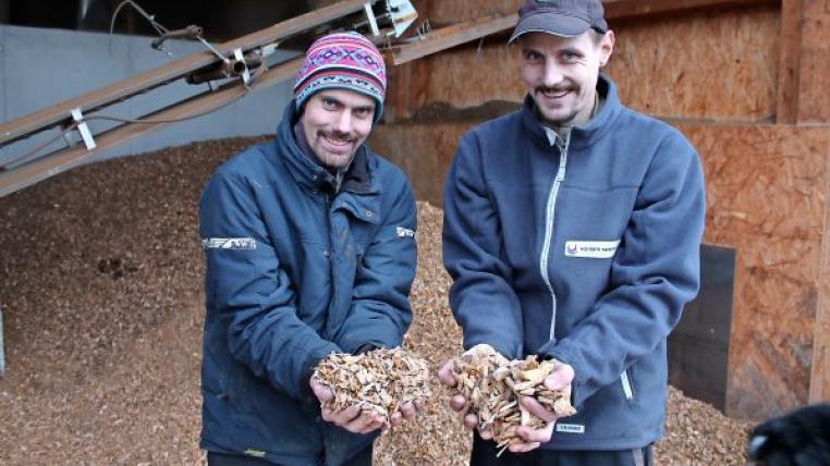 Landwirte zeigen Holzschnitzel