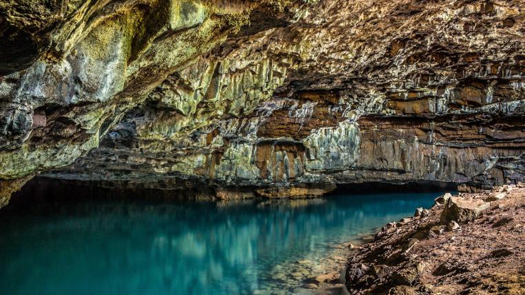 Höhle mit See
