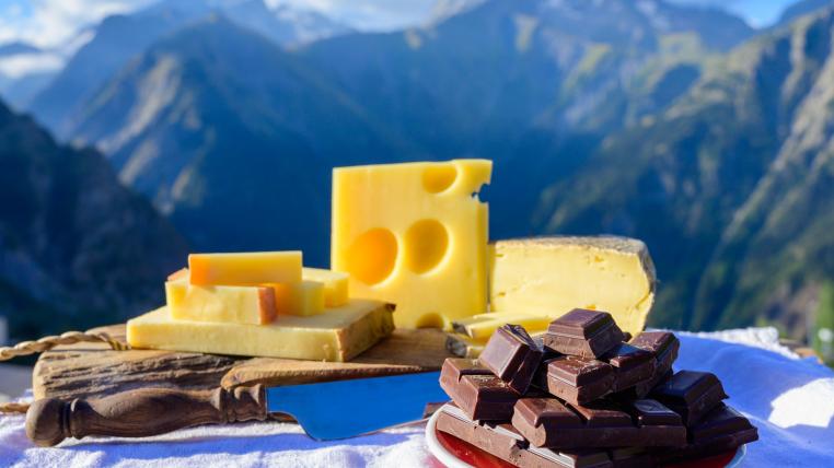 Kaese und Schokolade in den Bergen