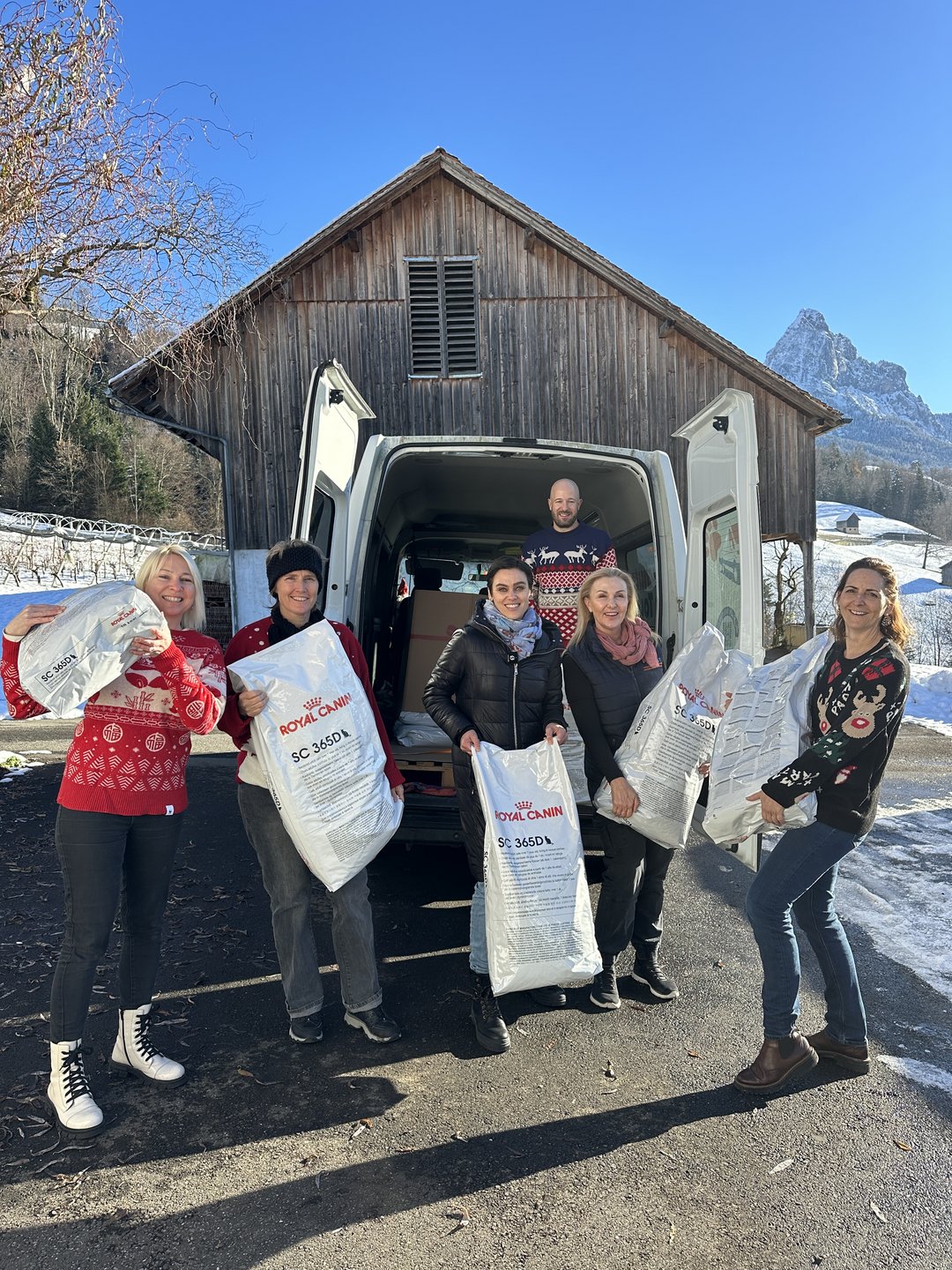 Weihnachtstruck der Susy Utzinger Stiftung: Nina Burri überbringt dem Tierheim Burg (SZ) Futter