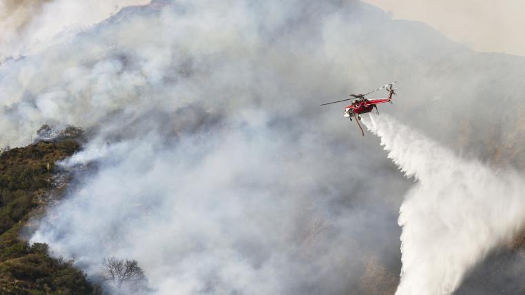 Löschhelikopter über Brand in Kalifornien