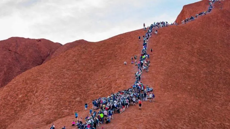 f15a6d66f5e8c1ab63e83522552e6516f2d80a3c ansturm-auf-uluru-kletterverbot.jpg