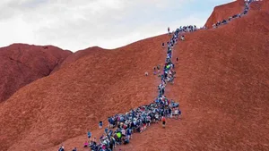 Stau am Uluru: Weisse Touristen wollen unbedingt noch einmal hinauf – obwohl die Ureinwohner schon lange darum bitten, den heiligen Berg nicht zu besteigen.