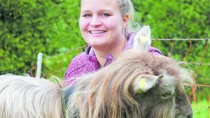 Angela Amstutz kümmert sich gerne um Tiere, zum Beispiel um die zutraulichen und liebesbedürftigen Toggenburgerziegen.