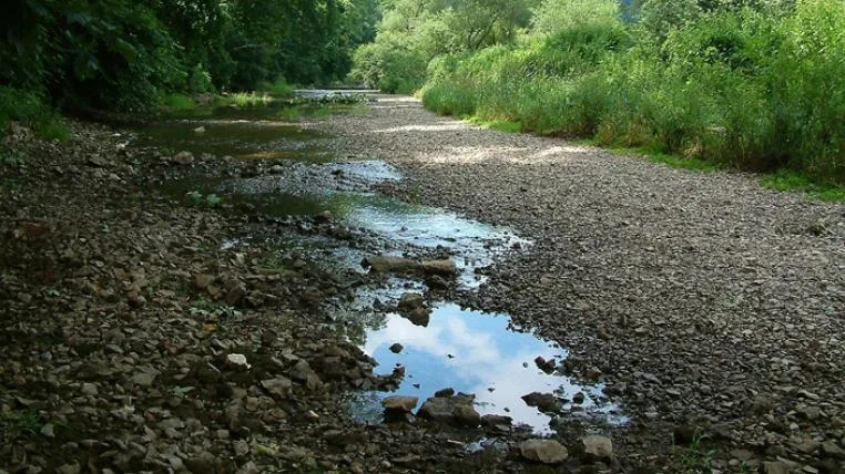 194f75324b02e1ffe710133e9d12345a9f591309 Flussbett wenig Wasser