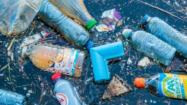 2b2147815473e86db16238c32b8dd27d97f4f161 Plastik im Fluss