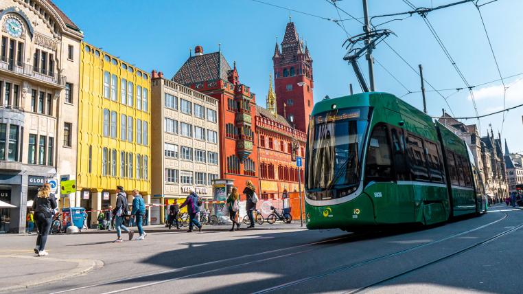Trämli vor Rathaus in Basel