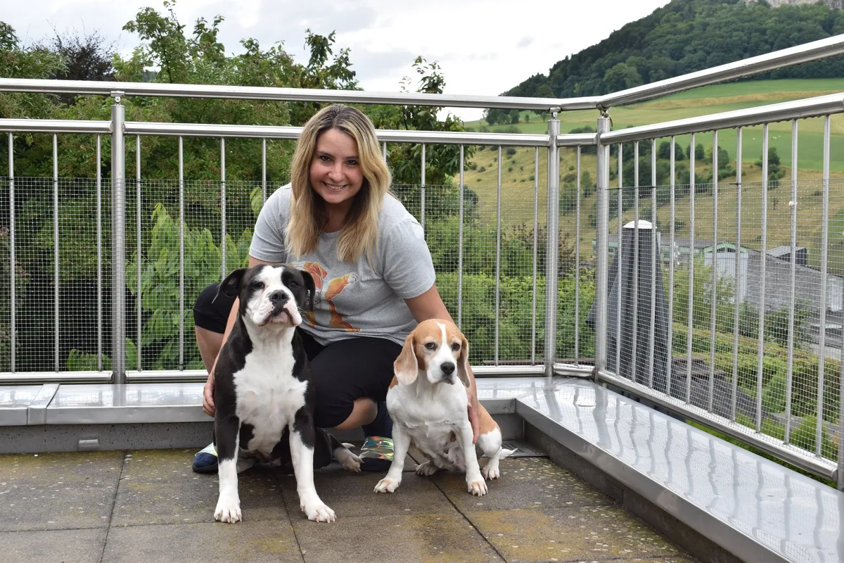 Janine__Lotti_und_Cleo__c__Lara_Aebi Zwinger vom Fluehberg in Wisen: Wie Janine Christ die Continental-Bulldog-Zucht mitprägt