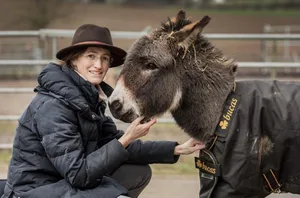 Rahel Trüb und amerikanischer Miniaturesel Eliot.