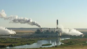 In den USA (Bild: Kohlekraftwerk in Wyoming) und China sei in den letzten Jahren weniger Kohle verbraucht worden, deshalb seien die CO2-Emissionen überraschend rückläufig, berichten Forscher.