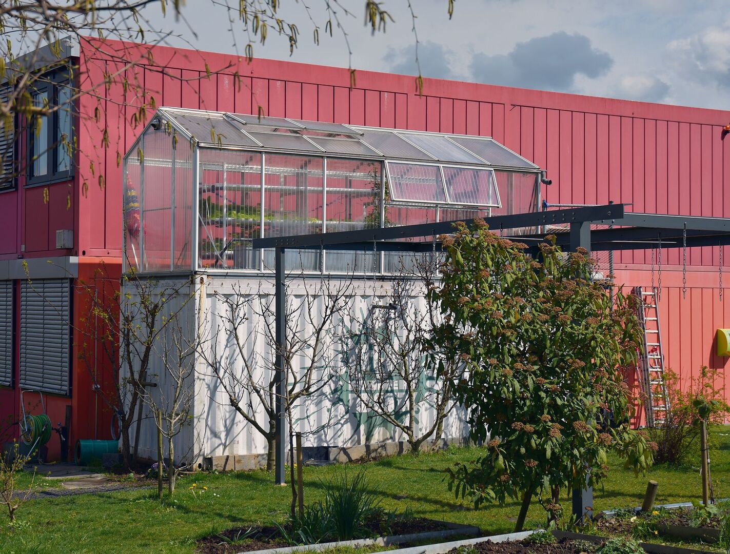 Die Aquaponik-Anlage der internationalen Schule besteht aus einem weissen Container, in dem sich die Fischebefinden, und dem Gewächshaus für Salate und Tomaten auf dessen Dach.