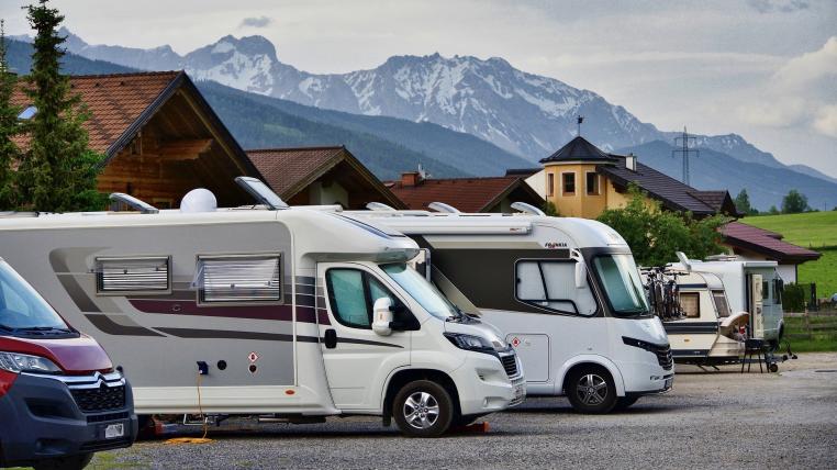Wohnmobile stehen vor Bauernhof