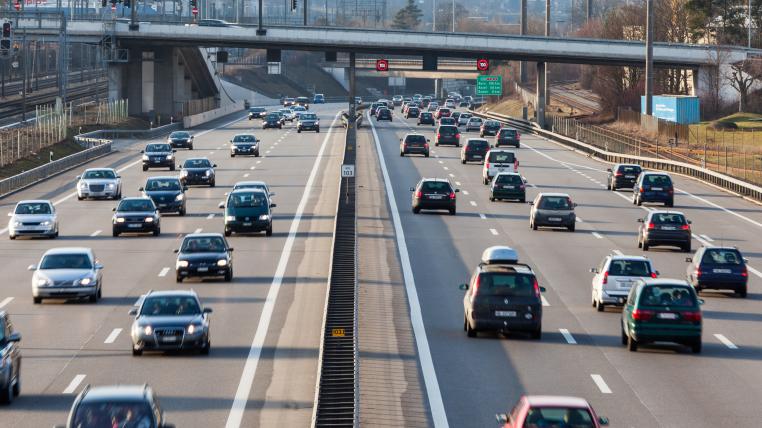 Autos vor Zürich auf Autobahn