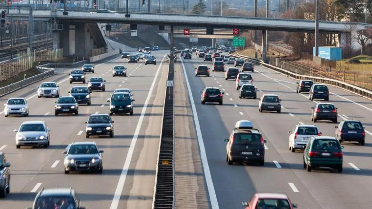 0f4fc0df75a33cf6bd05e27867ee4669abe72d74 Autos vor Zürich auf Autobahn