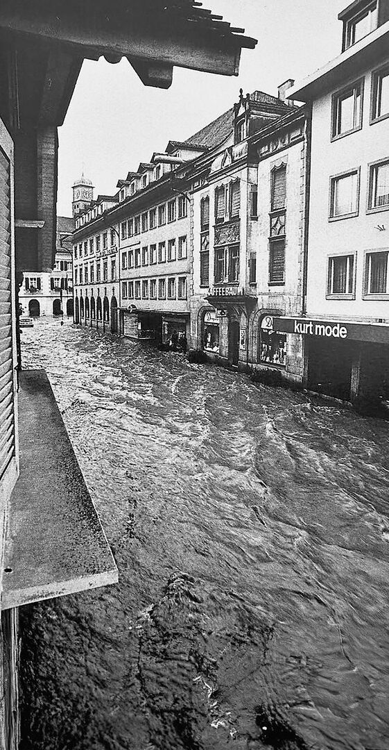 Das Jahrhunderthochwasser 1975 überstieg die hohen Trottoirs in Langenthal.