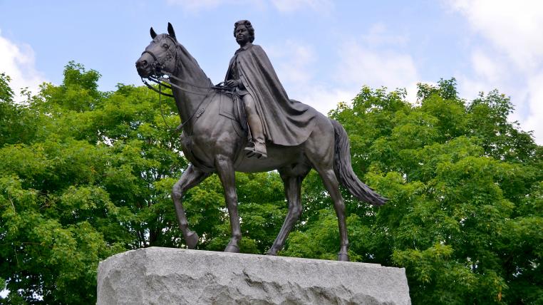 Statue von Queen Elizabeth auf Pferd