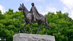 In der kanadischen Hauptstadt Ottawa ist Königin Elizabeth II. als Statue auf einem Pferd verewigt.