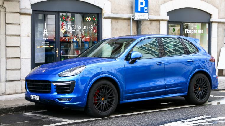 Blauer SUV parkt vor Brasserie in Genf