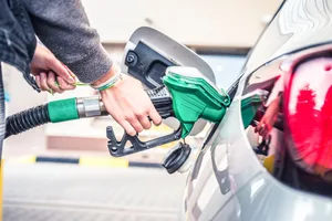 Aus CO2 gewonnener Treibstoff funktioniert auch in bisherige Diesel- und Benzintanks.