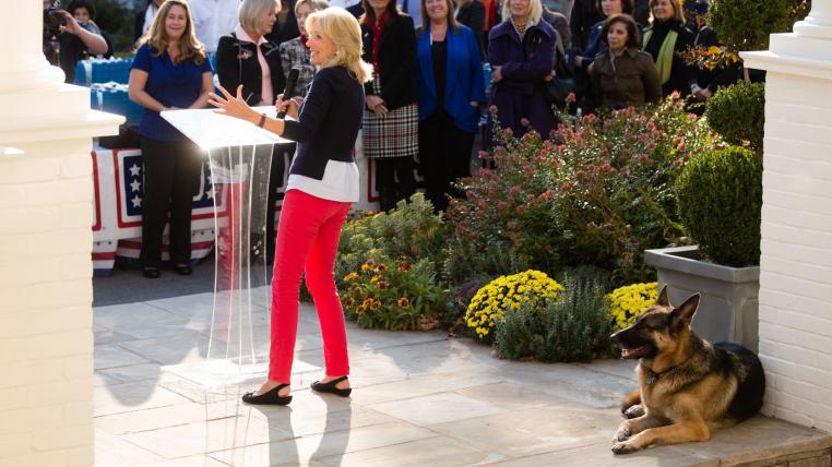 Jill Biden und Hund Champ