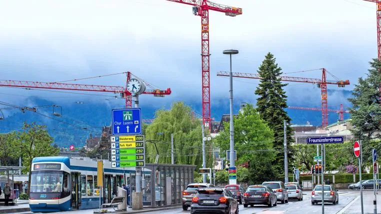 431d3ba2cf5c8f93d9ff601bacc75fbf427e3720 zuerich-buerkliplatz-laerm.jpg