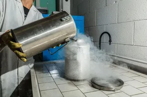 Ein Edelstahlbehälter mit flüssigem Stickstoff.