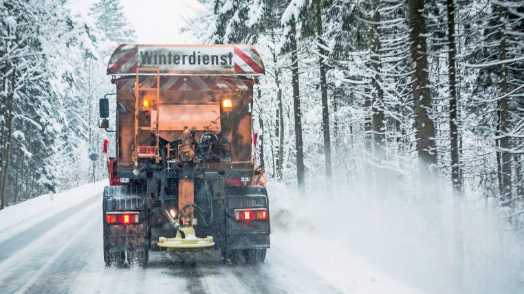 Winterdienst streut Salz