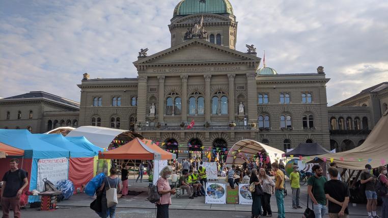 Klimacamp auf Berner Bundesplatz mit Bundeshaus