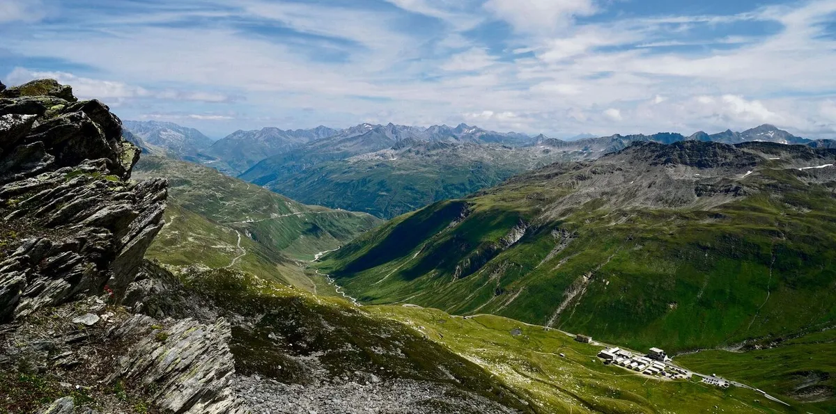 d544945ea2368dbd5c8d40c1b9ff9d2e994ca66e592630bc1c61c3f3266da8d4 Ein Blick hinunter nach Galenbödmen, dem Ausgangspunkt der Wanderung. Gegen links führt das Urserental in Richtung Andermatt.