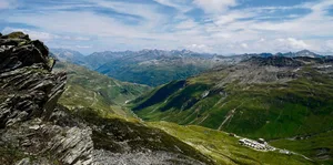 Ein Blick hinunter nach Galenbödmen, dem Ausgangspunkt der Wanderung. Gegen links führt das Urserental in Richtung Andermatt.