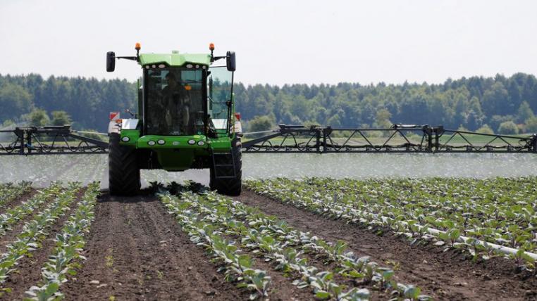 Traktor sprüht Pestizide